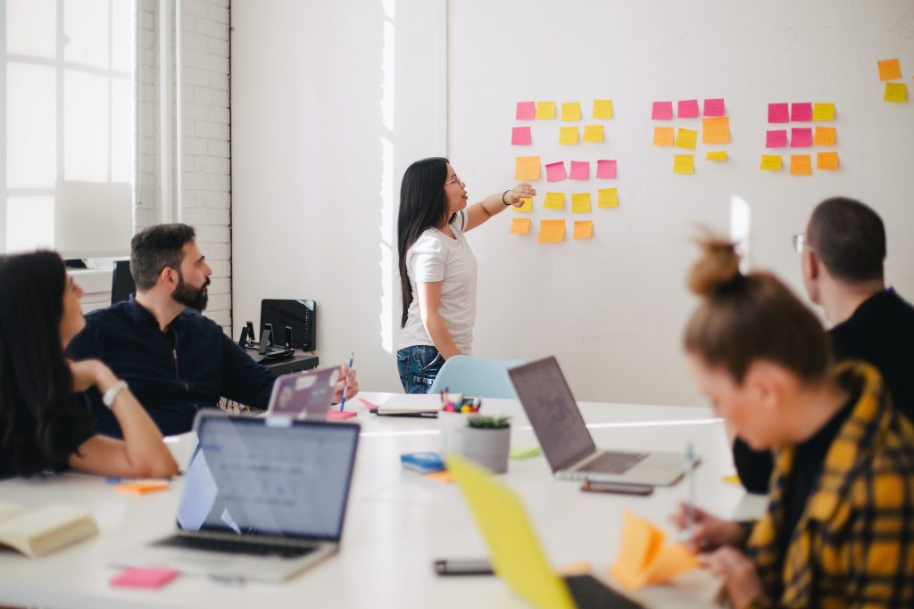 Grupo de trabajando planeando estrategia de branded content